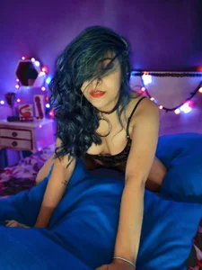 MeghanBurn I USED TO BE BLUE HEAD♥ Pic