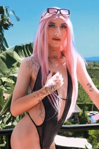 EmilyZaennz Public Pic