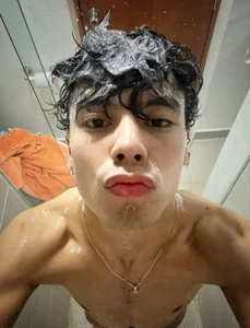 Dammon_Stallion I think I need some extra hands to help me Foto 2