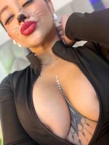 Soft Kitty… Naughty Eyes de IndieMiller  5 Imagens