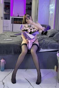 ChloeMarsch The flowers are as soft as my pussy Poză 4