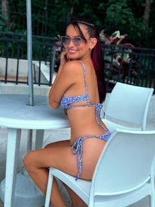 yourlittle_kathe POOL DAY Pic 2