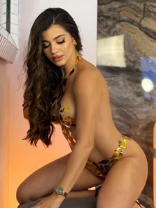 RoxanneHill_ Glam Gold Pic 2