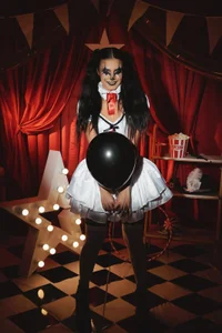 dalila_hotx1 Ready for some fun under the big top? 🔥 Foto 2