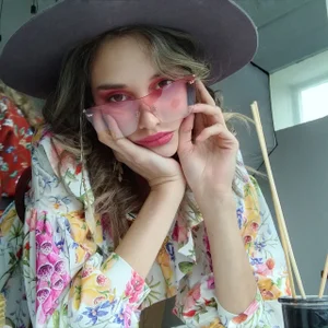 GloryWacht the beautiful and vivacious Caroline Pic 5