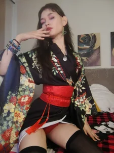 Emily_Strikeee dark kimono and red lingerie🥵💖 Foto 5