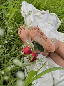 fetish_foot_ take a rose 🌹🩷 Pic 5