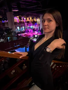 DavinaParady at the bar Bilde 3