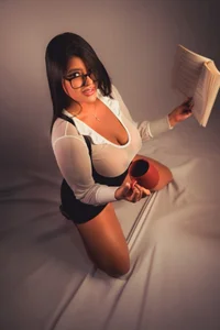 Are you ready to fuck this sexy secretary?🖤 od luna_taylorss  9 snímek