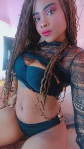 Malikasoleilのlatin girl sexy 😈の 5枚の写真