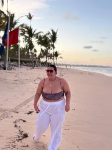 AmbarRoberts_ Find me in the waves Kuva 2