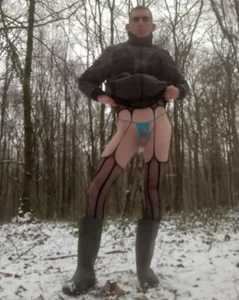 Bonne petite putain en exhibition hot et sexy dans les bois en hiver. de lopejosoumis Foto 6