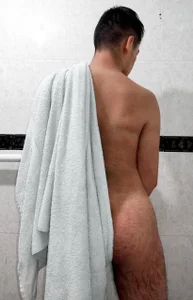 nicolatinboyPreparing for shower Bild 5