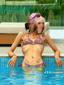 barcode_bby1 Poolside Model Foto 4