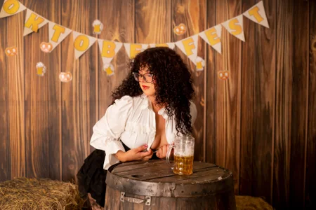 __Izumii__ “Memories of an Oktoberfest to toast, laugh and relive. 🍻✨” Foto 3