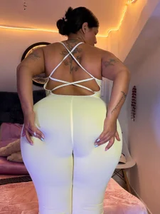 kyana_cream Do you like my new clothes? They're yellow. Pic 3