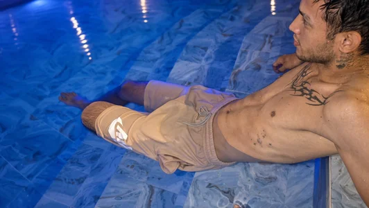 JaredTorres_ pool night 🤤 Foto 2