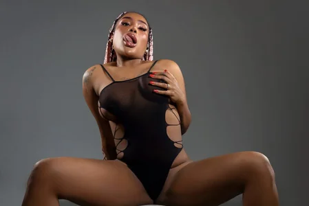 Queen_Amara Public Foto 4