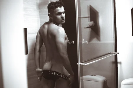 Dunkan_Kravitz alone in the shower صورة واحدة|Dunkan_Kravitz alone in the shower صورتان|Dunkan_Kravitz alone in the shower  2 صور|Dunkan_Kravitz alone in the shower  2 صورة