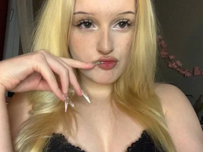 MiaLawrencee's XXX Nude Photo 2