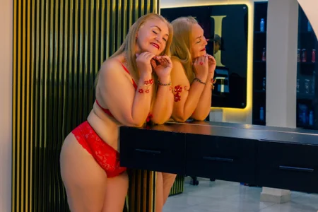 queenstarhyの"Moan of passion 💋"の 4枚の写真