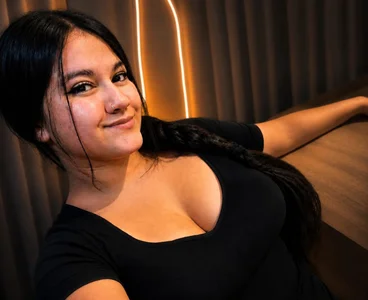 sharlotte_bigboobs Public Pic 4