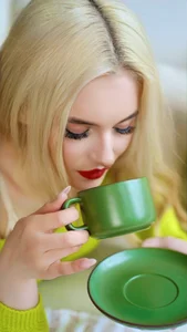 LeaLamour Caution: The combination of green and red is addictive 🍏💋 Pic 3