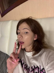 kxomorebi Why does my finger always end up in my mouth? Foto 7