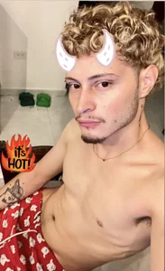 AleFoxx Barely Dressed for Bed 🛏️ 🌙 🤫 Billede