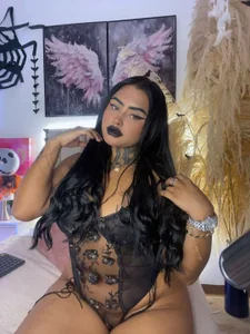 👻 Do I scare you or make you want to? 😏 de Lairahearvy  3 Imagens