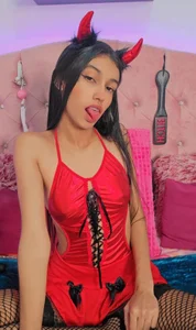 Isaura_Petite Public Foto 5