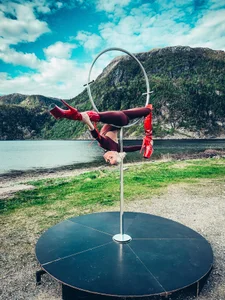 Louise-dance Lyra pole Pic