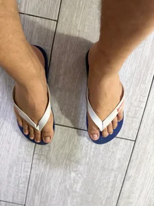 cash_master_daniel flip-flops and feet Pic 3
