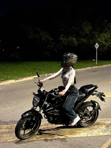 Clara_Luu Sweet, soft and a little dangerous 🏍️💗 Foto 3