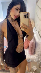 Between what you imagine and what I am… there’s so much to explore.😋 od ValkyBes  5 snímek