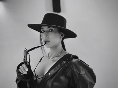 LiaPearce erotic girl Pic