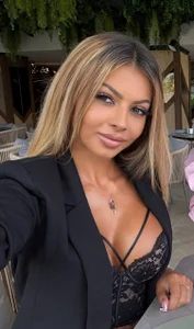 LaraAmosX Soft Smiles & Blonde Vibes Pic