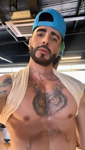 Enjoy this body 🤤🤤 de Darwin_Horny  6 photos