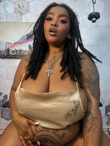 Anaa_Fuentess do you like the color gold?😏🔥🥺 Foto