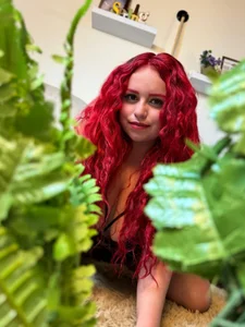 Estefy_Fantasy Peeking Through the Green Billede 5