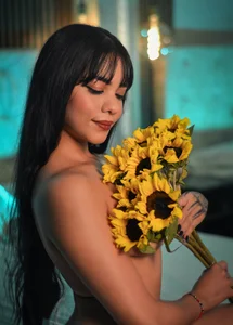 help me reach 500 likes 💛✨ de Luluwonderr  photos