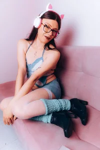 Siena_morales LISTEN TO ME THIS MUSIC  8টি ছবি