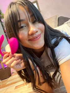 lizzy_kane Ya tengo lush para tener tus vibras dentro de mi 🌸💟 Immagine 