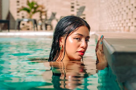 CAYLINCOLLINS Pool Day 👙 Foto 4