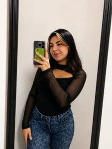 LilyCarter_Pink Public Foto 4