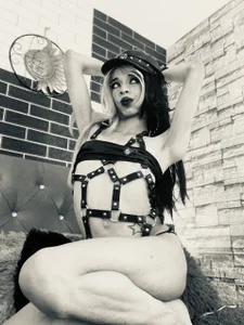 silacitex_effy Between black lips, intense looks and a touch of madness... tonight I will be your favorite temptati Foto