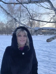 AliciaBlondes Winter Walk Gambar 2