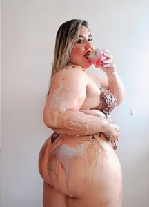 Dasha_Royale Sitofilia / Sploshing / Vore Foto 2