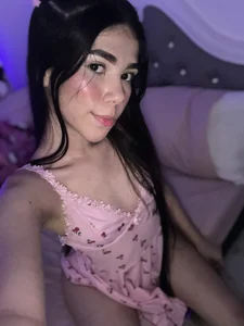 sofiaacutee 💗 A pink, sweet and charming look... would you like to see me like that? 🎀✨ Bilde 3