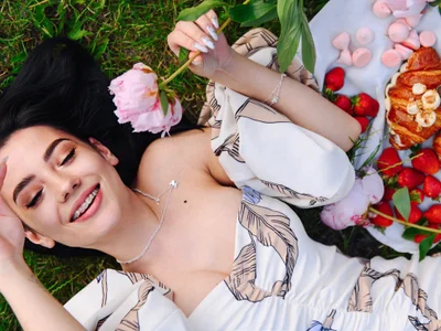 Alice_Deleon I'm at a picnic🥰 Pic 8